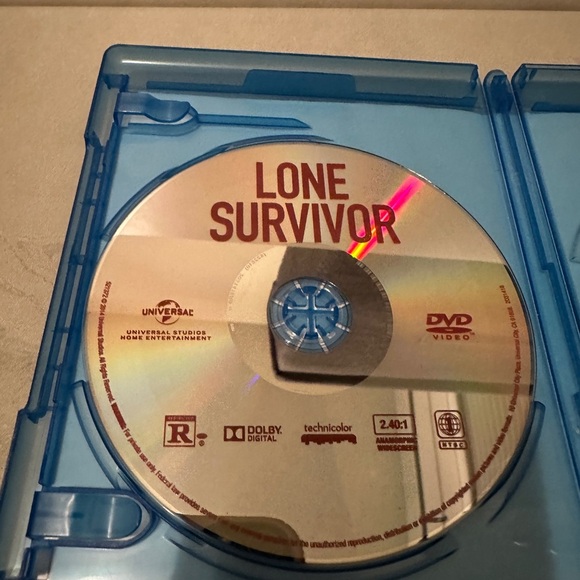 Lone Survivor (Blu-ray + DVD + Digital) Pre Owned - Picture 3 of 4